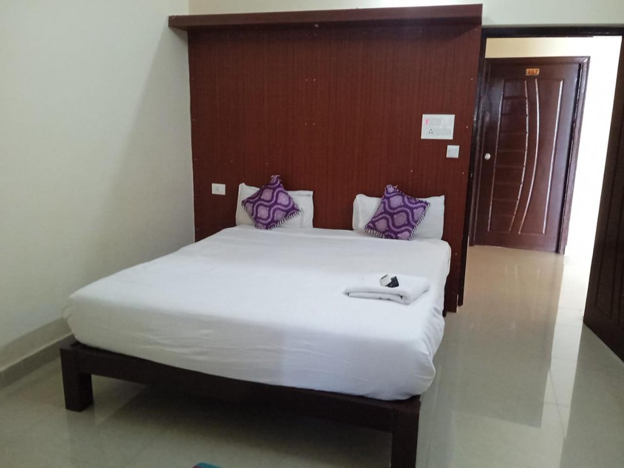 Grand Jp Inn Near 2 Km From Gundlupet Bus Stand 외부 사진