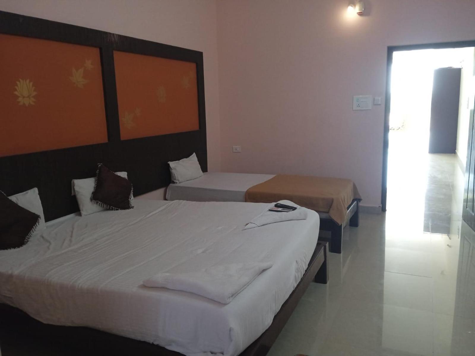 Grand Jp Inn Near 2 Km From Gundlupet Bus Stand 외부 사진
