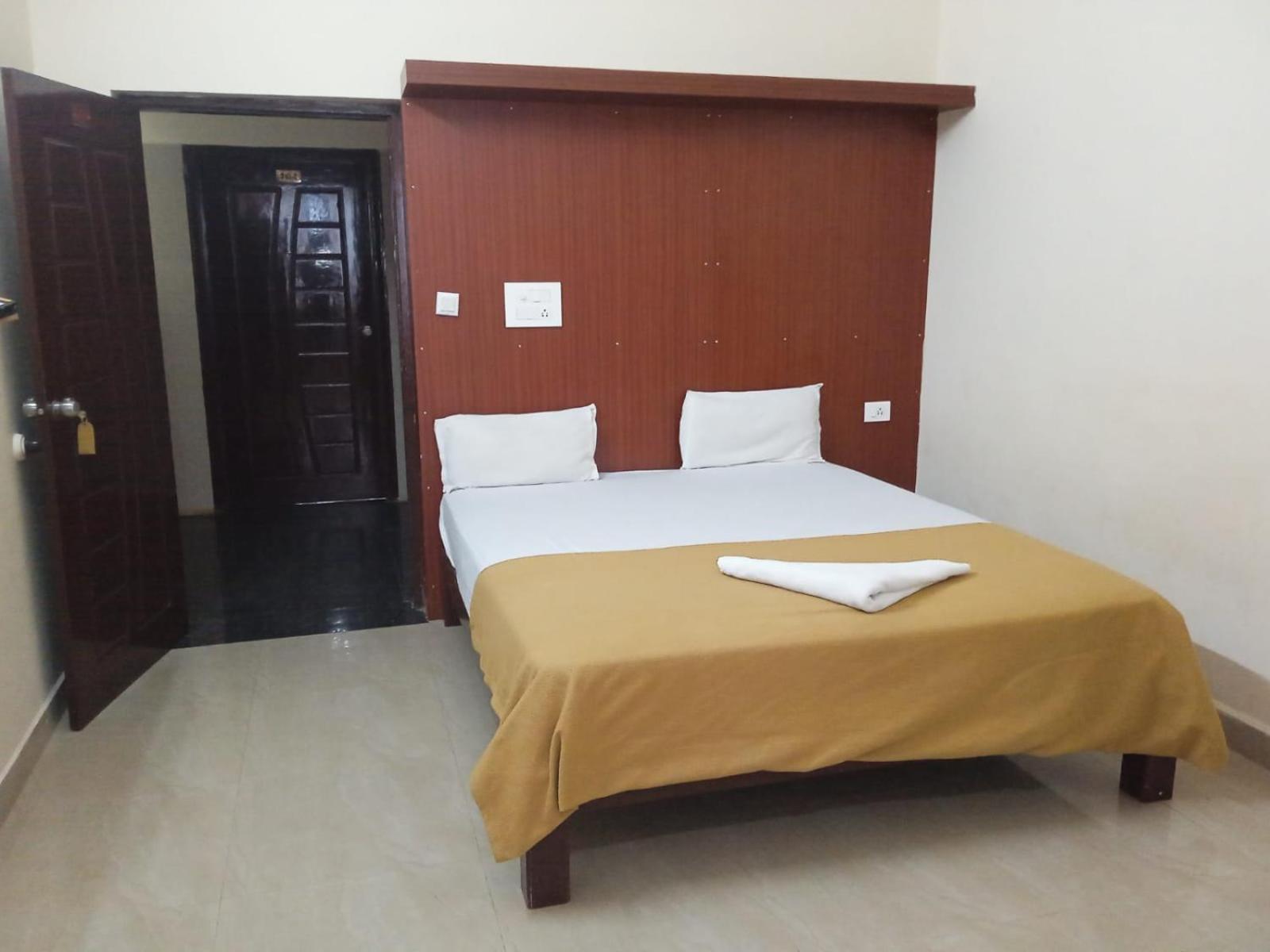 Grand Jp Inn Near 2 Km From Gundlupet Bus Stand 외부 사진