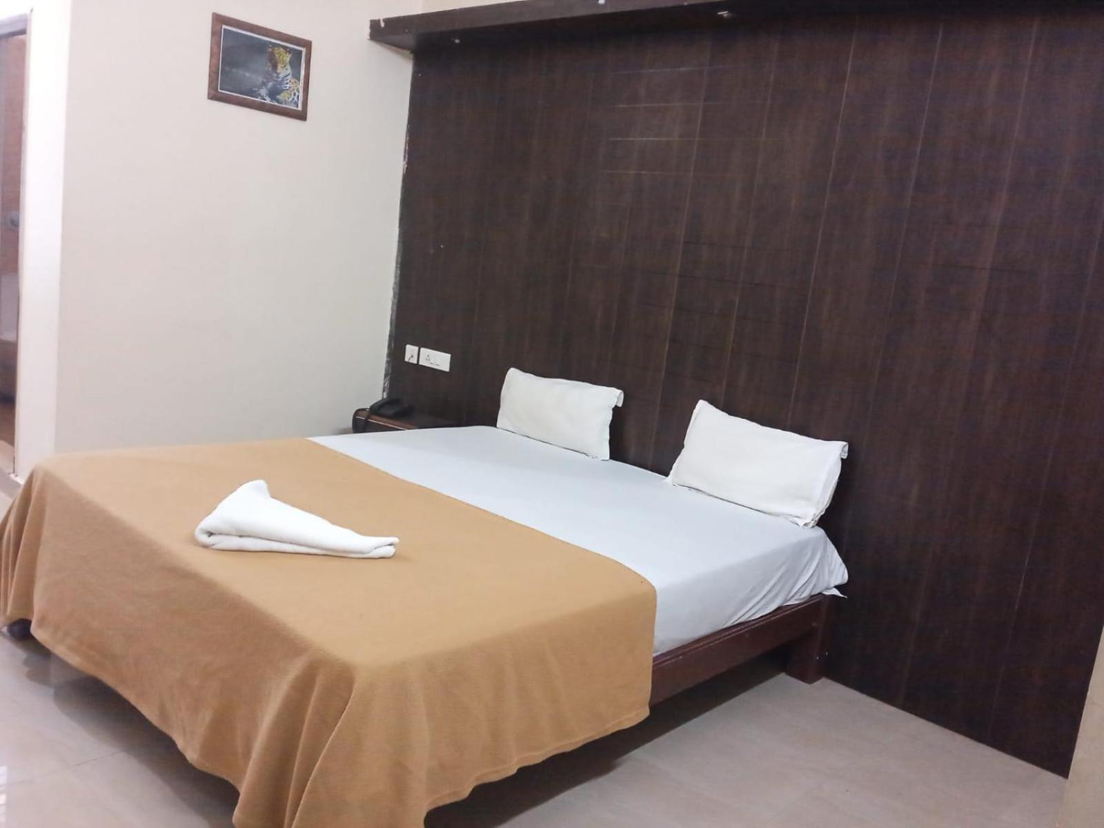 Grand Jp Inn Near 2 Km From Gundlupet Bus Stand 외부 사진